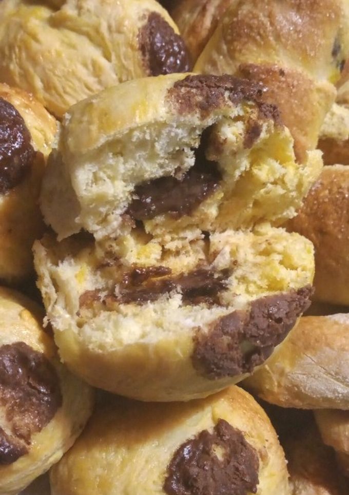 Una foto de Facturas medialunas y bollitos rellenos de chocolate
