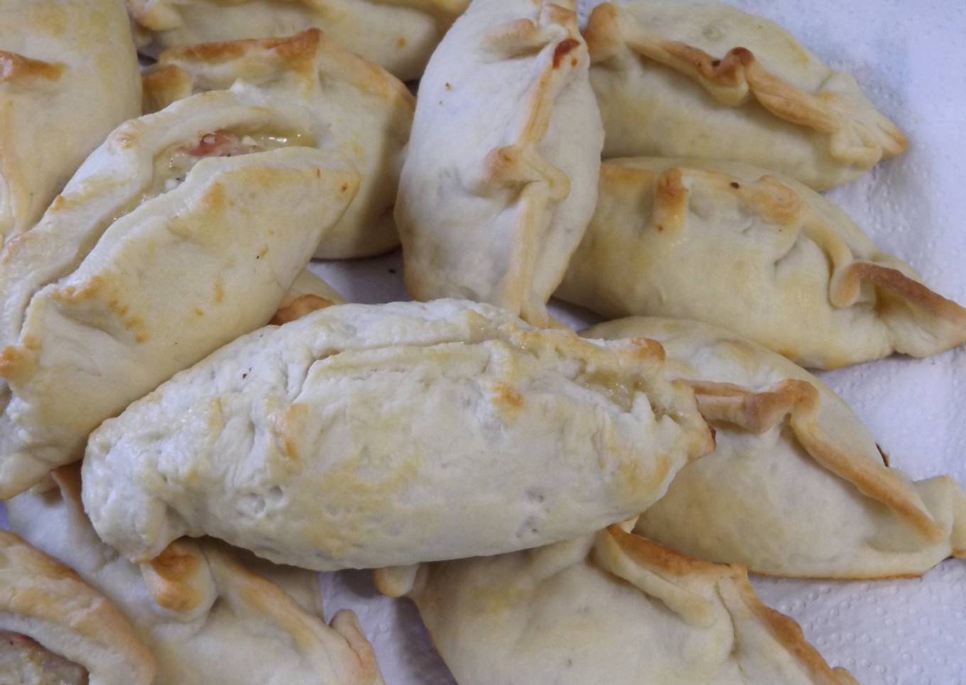 Empanadas de jamón York, huevo y quesos