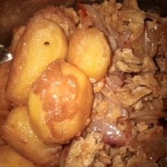 A picture of Soyayyen dankali da scrambled eggs.