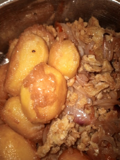 A picture of Soyayyen dankali da scrambled eggs.