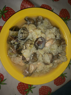 Una foto de Arroz con salmón y marisco