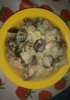 Una foto de Arroz con salmón y marisco
