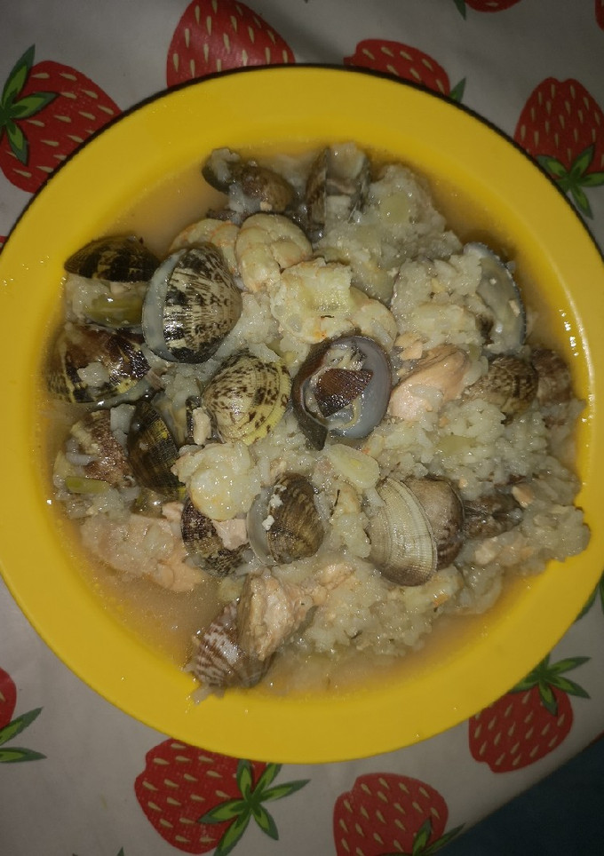 Una foto de Arroz con salmón y marisco