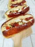 Brioche con pulled pork, queso brie y mermelada de tomate