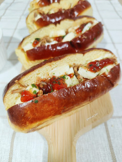 Una foto de Brioche con pulled pork, queso brie y mermelada de tomate