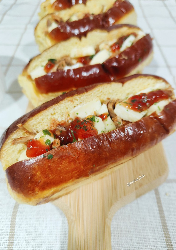 Una foto de Brioche con pulled pork, queso brie y mermelada de tomate