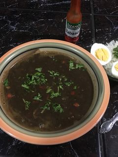 Una foto de Sopa Negra con huevo Duro 🥚🍵