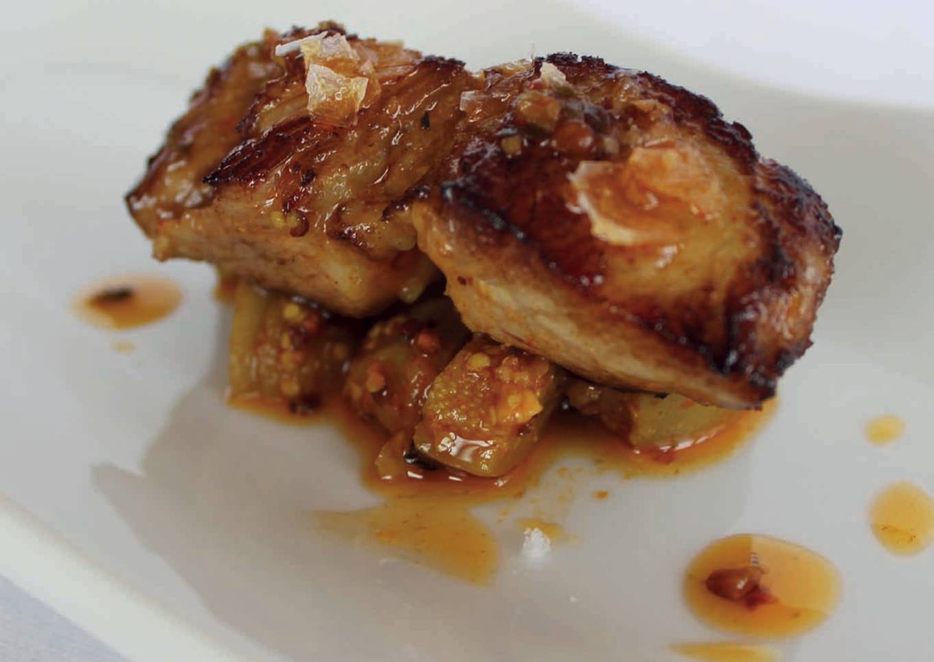 Presa con berenjenas aliñadas y vinagreta de mostaza