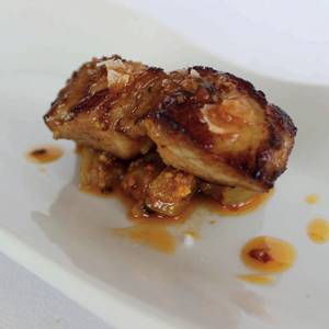 Presa con berenjenas aliñadas y vinagreta de mostaza
