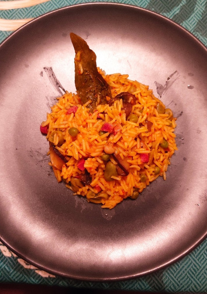 Una foto de Arroz con setas 🍄 verduras y taquitos de jamón de pavo curado😋