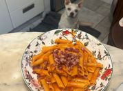 Una foto di pancetta sugo