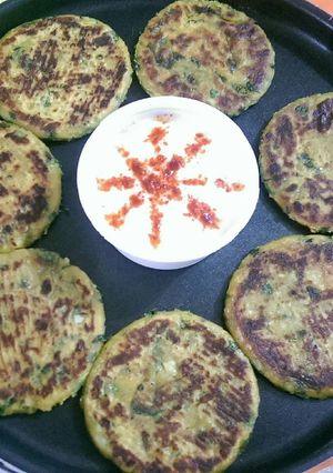 A picture of Aloo methi thepla.