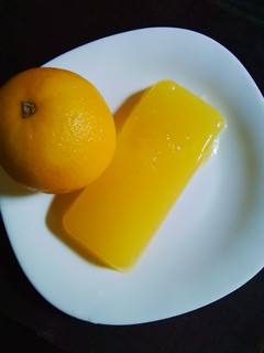 Una foto de Gelatina de naranja sin gluten, vegana y sin azúcar con 2 ingredientes