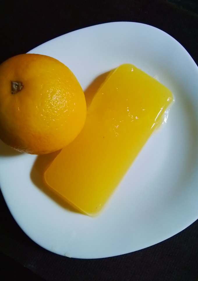 Una foto de Gelatina de naranja sin gluten, vegana y sin azúcar con 2 ingredientes