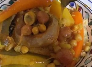 Une photo de Couscous oranais la vraie recette🥩🍗🥕🌶️🥒🍆