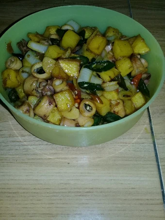 Langkah Mudah untuk Membikin Resep  Tumis Cumi Asin Kecap Manis yang Enak, Enak
