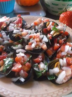 Una foto de Mejillones con vinagreta de fresas