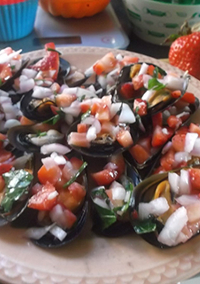 Una foto de Mejillones con vinagreta de fresas