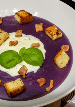 Foto di Vellutata di patate viola con salsa allo yogurt e guanciale croccante