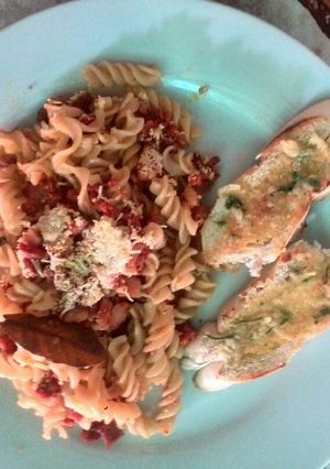 Una foto de Pasta, chorizo y chuleta ahumada