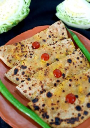 કોબીજ પનીર ના પરોઠા(Cabbage Paneer parotha Recipe in Gujarati) રેસીપી મુખ્ય ફોટો