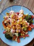 Karamellisiertes Gemüse mit Scampi an Mango-Chilli-Würfeln
