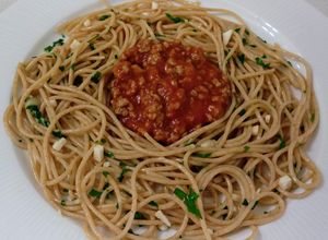 Foto principal de Espaguetis salteados con queso de cabra y carne picada con tomate