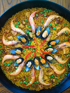 Una foto de Paella de pollo y marisco
