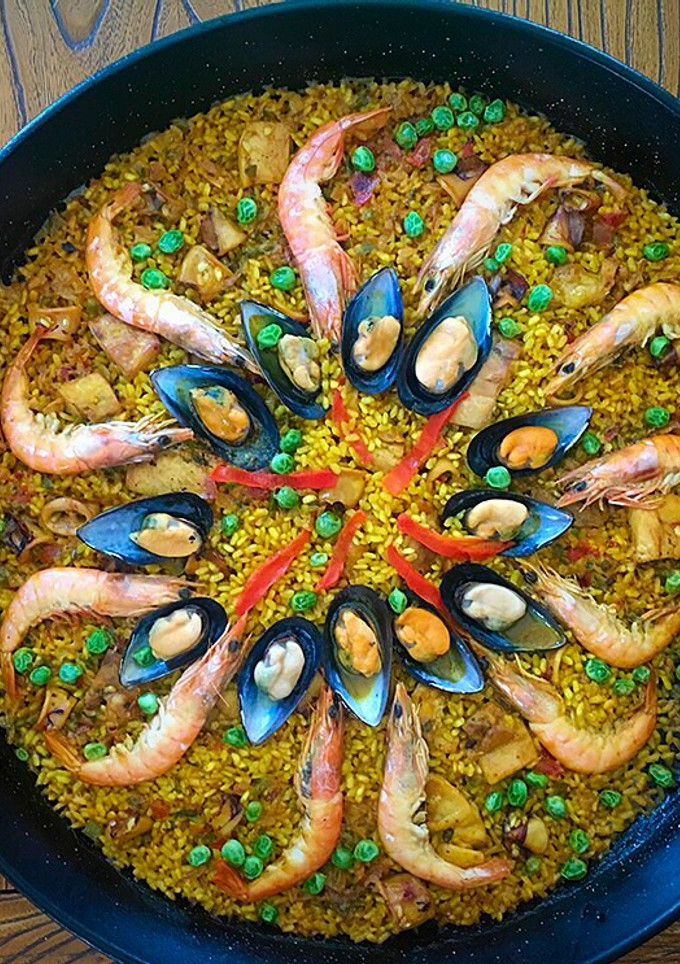 Una foto de Paella de pollo y marisco