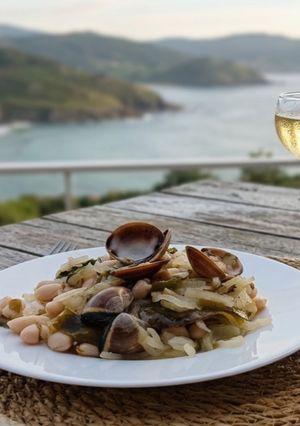 Una foto de Sopa fría de Alubias blancas con Acelga y Almejas