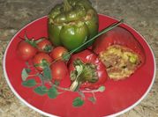 Una foto de albahaca y tomates cherry
