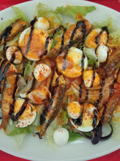 Una foto de Ensalada de sardinillas en tomate y perlas de mozzarella
