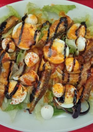 Una foto de Ensalada de sardinillas en tomate y perlas de mozzarella