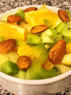 Una foto de Ensalada de apio, naranja, kiwi, manzana