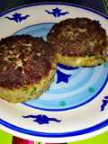 Hamburguesas de carne con relleno de espinacas y queso