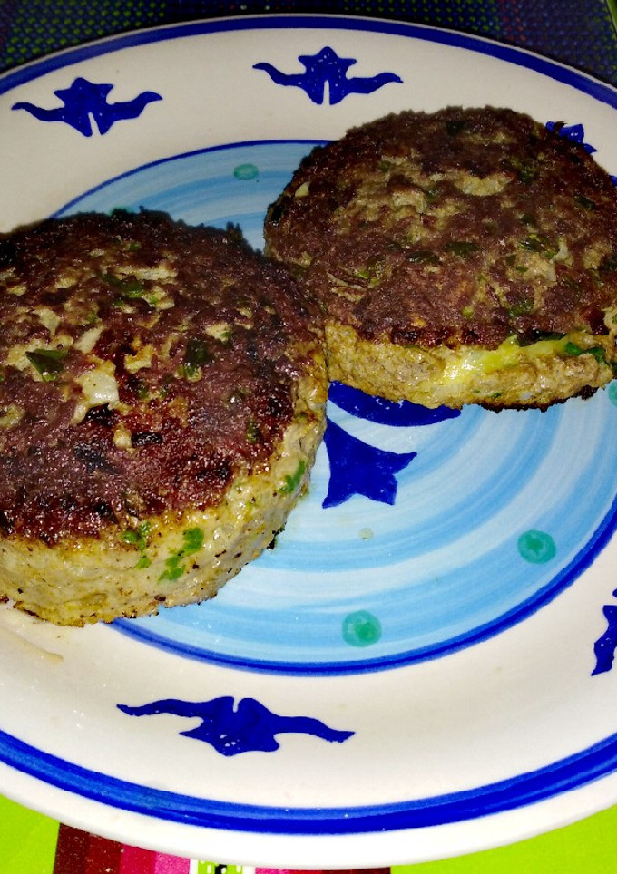 Una foto de Hamburguesas de carne con relleno de espinacas y queso