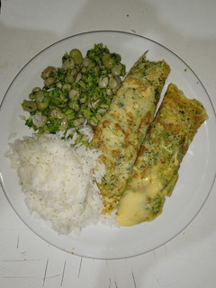 Una foto de Omelette de brócoli rellenas de queso y paleta