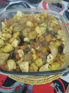 Una foto de Wok de carne y vegetales con papas