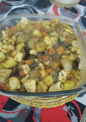 Una foto de Wok de carne y vegetales con papas