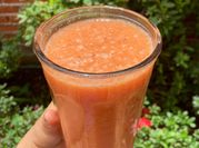 Una foto de jugo de papaya con naranja