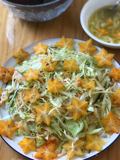 Una foto de Ensalada de lechuga con fruto estrella
