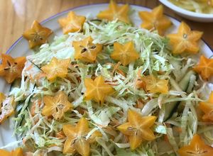 Una foto de Ensalada de lechuga con fruto estrella