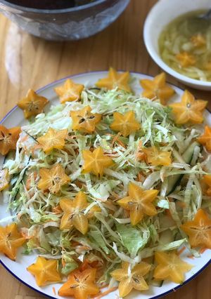 Una foto de Ensalada de lechuga con fruto estrella