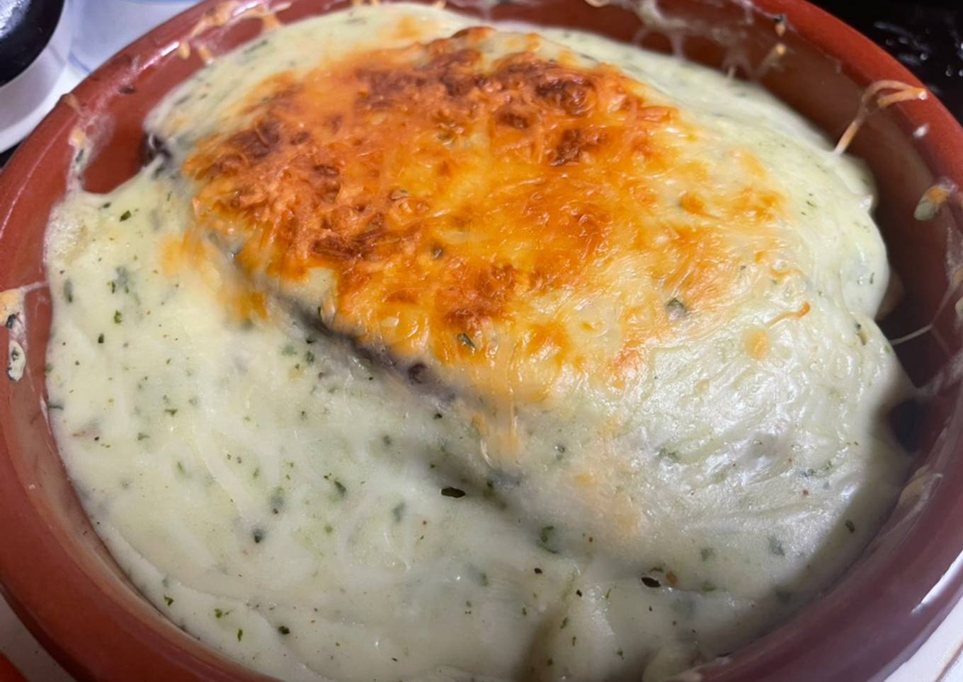 Moussaka de rape y langostinos con bechamel de albahaca