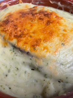 Una foto de Moussaka de rape y langostinos con bechamel de albahaca