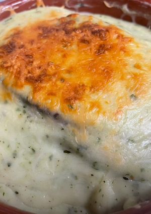 Una foto de Moussaka de rape y langostinos con bechamel de albahaca