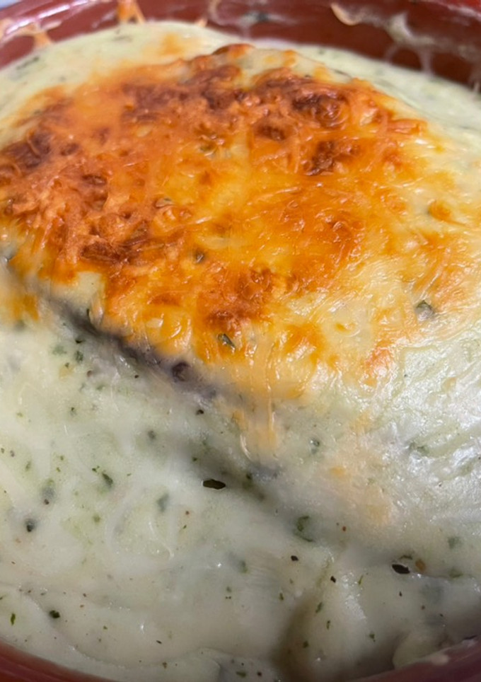 Una foto de Moussaka de rape y langostinos con bechamel de albahaca
