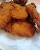 Trocitos de pollo rebozados con queso crema y ajo y perejil