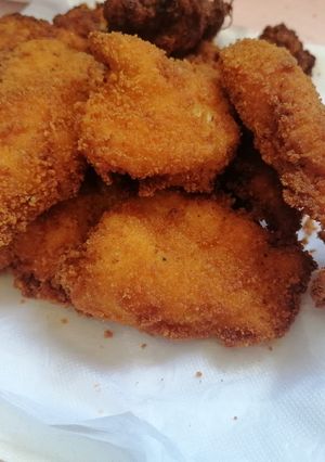 Una foto de Trocitos de pollo rebozados con queso crema y ajo y perejil