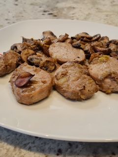 Una foto de Solomillo de cerdo salteado con puerros y champiñones